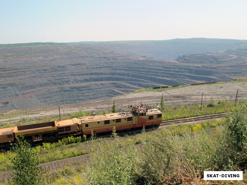 Вид с панорамной площадки железногорского карьера по добыче металлической руды