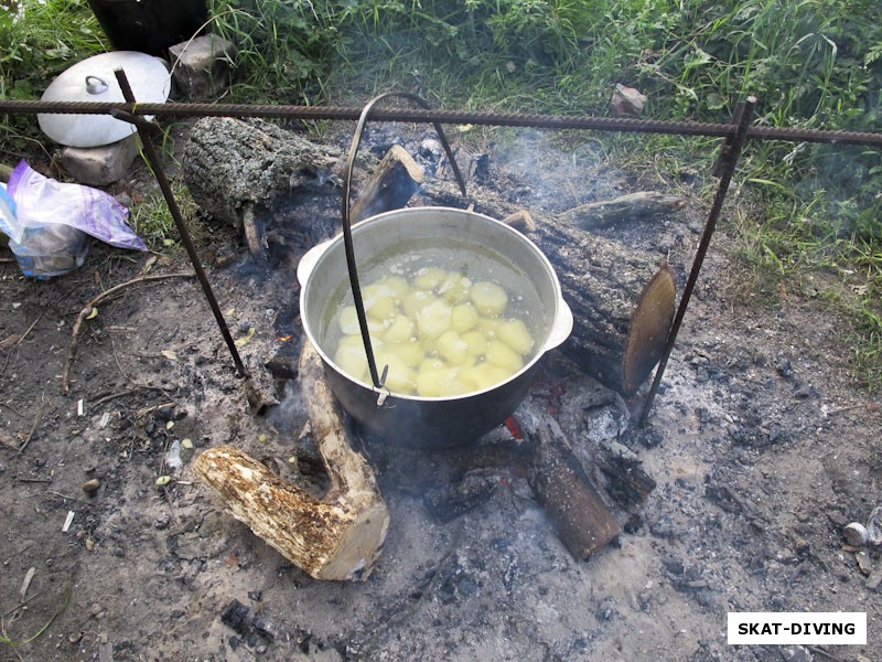 А вот и картошка варится для очередной порции ухи на костре
