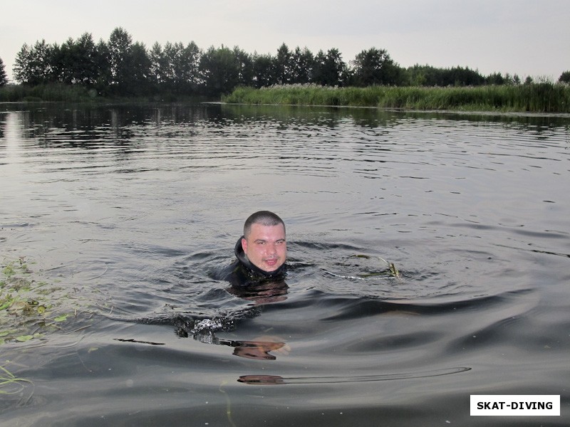 Ефременков Иван, набирается опыта в подводной охоте, пока без ружья, но с сеткой для раков