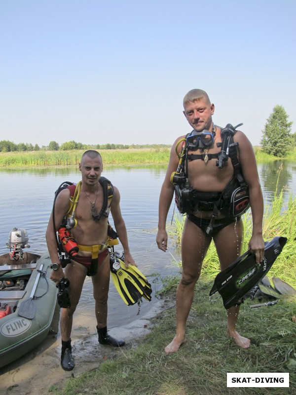 Бурносов Антон, Шукста Игорь, вода была достаточно теплой (24 градуса), но без костюмов (ради эксперимента), в расслабленном режиме, парни смогли комфортно проплавать немногим более 20 минут