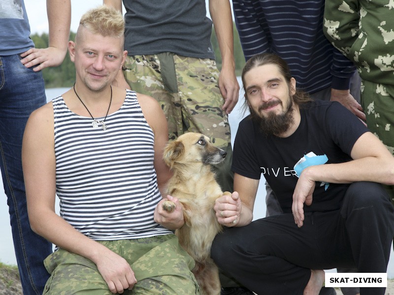 Шукста Игорь, Романов Артем, и абсолютно тотально фотогеничная местная собака, четко понимающая что и зачем происходит