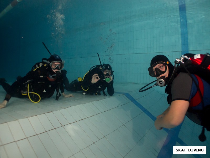 Иванченко Андрей, Богданов Павел, Быченков Дмитрий, поплавав и освоившись на мелкой части бассейна можно спуститься на глубину 4.5 метра
