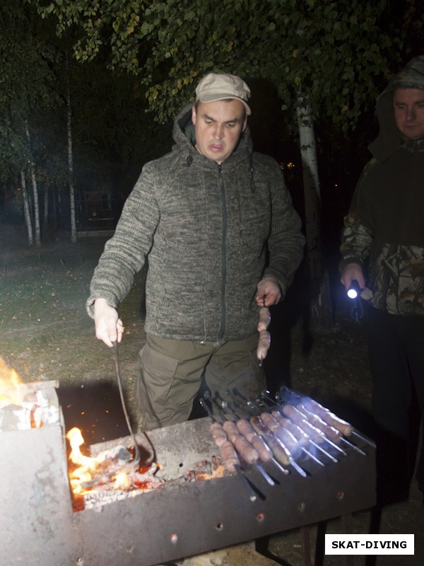 Гриньков Андрей, готовит для команды сордельки на углях