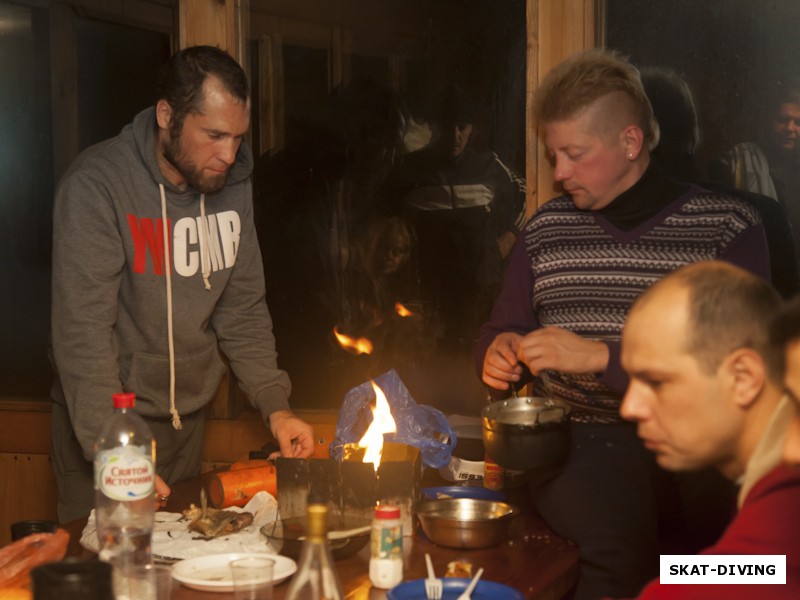 Шевцов Евгений, Шукста Игорь, Леонов Дмитрий, когда не хватает углей на улице, помогают газовые горелки внутри