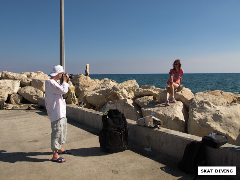 Юрков Юрий, Юркова Елена, памятное фото для семейного альбома на фоне морских пейзажей