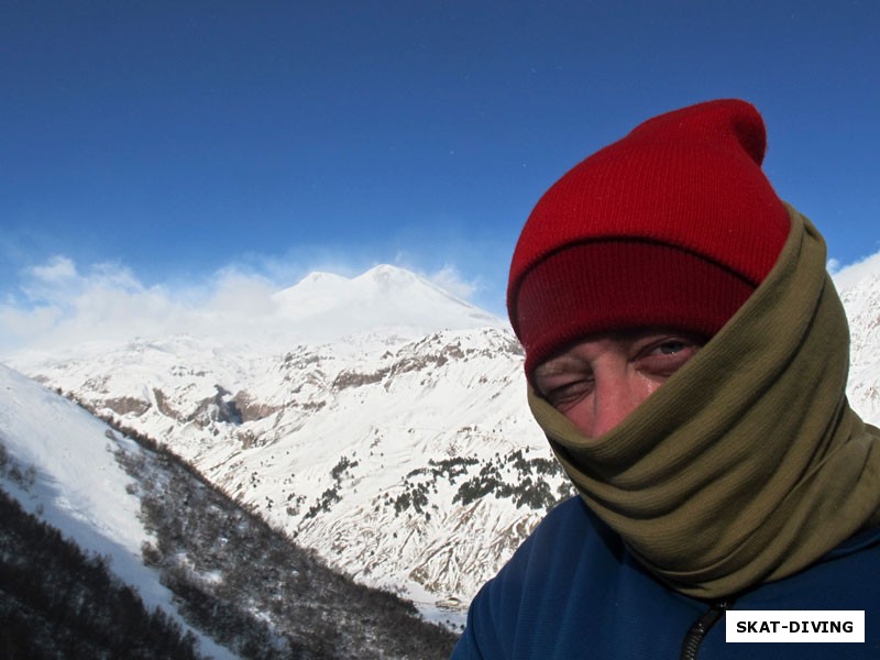 Шукста Игорь, а если посмотреть в другую сторону, то можно сделать фото на фоне высочайших пиков Европы, двух горбов горы «Эльбрус»