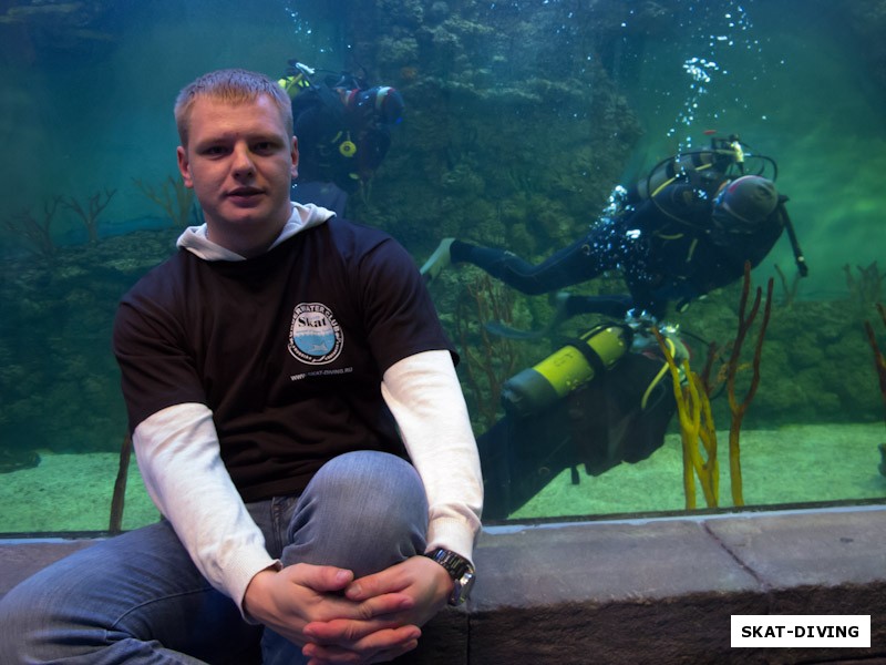 Валучев Григорий, фото на фоне своих подводных товарищей