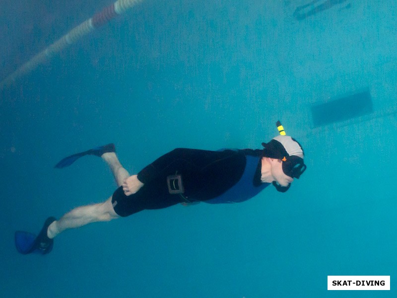 Богданов Павел, без проблем выполнил норматив: проплыл 50 метров под водой в ластах