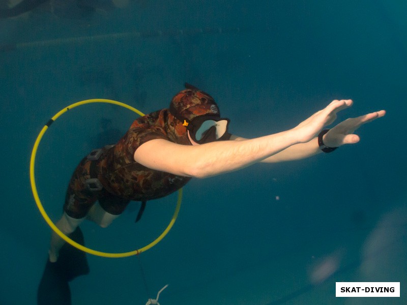 Инюхин Евгений, недавно занимается подводной охотой, однако вода, видимо, его стихия. Приятно посмотреть на точные уверенные движения.