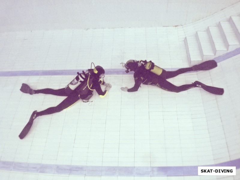 Шукста Игорь, Никулин Алексей, фото сделано с поверхности воды, можно подумать, что пара человек надела снаряжение и разлеглась на дне пустого бассейна