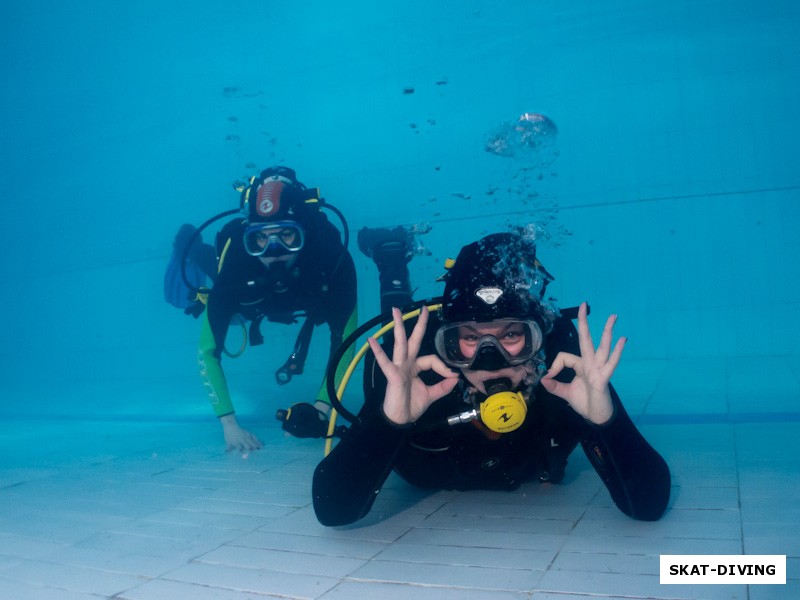 Калиуш Татьяна, Стефанова Екатерина, исследуют подводный мир бассейна