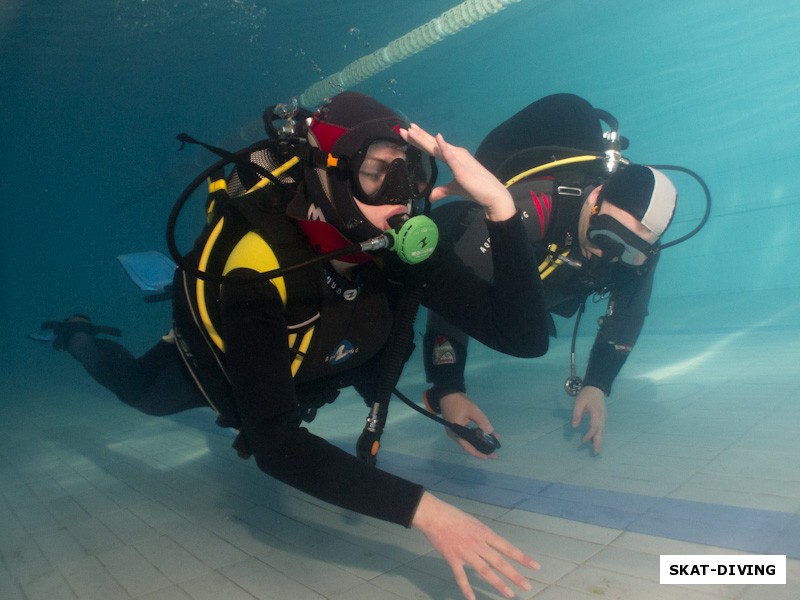 Пимонова Анна, Быченков Дмитрий, как бывалый аквалангист, на ходу избавляется от попавшей под маску воды