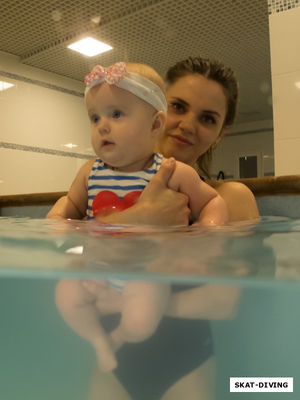 Занятия проходят в теплом неглубоком бассейне, малыши комфортно располагаются на руках у мам