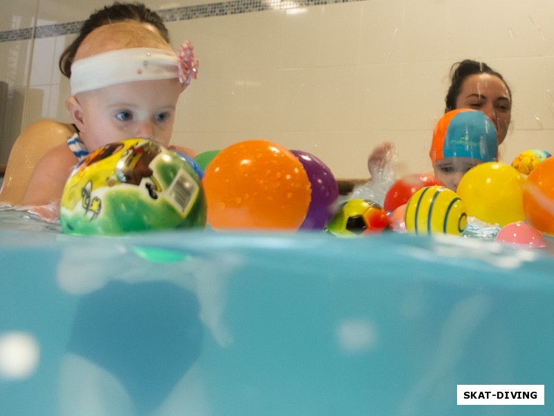 В бассейне много разноцветных резиновых игрушек, детям они очень нравятся