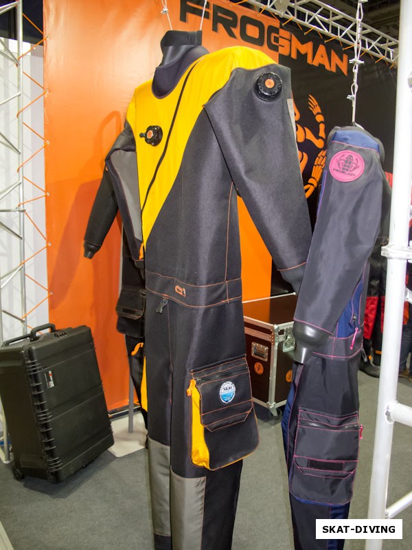 Уже знакомая многим компания «ФРОГМАН» изготавливает качественные сухие гидрокостюмы по индивидуальным меркам. На выставке засветился костюм с логотипом клуба «СКАТ»