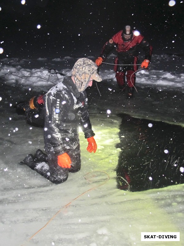 Погосян Артем, его «спарка» также оттаивает подо льдом, ведь после первой сессии спусков, снаряжение превратилось в один большой кусок льда