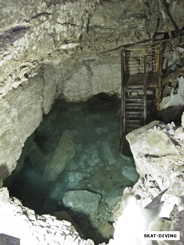 Озеро, предваряющее вход в подводную пещеру, имеет глубину по грудь, что удобно для выполнения итоговой проверки напарника перед погружением