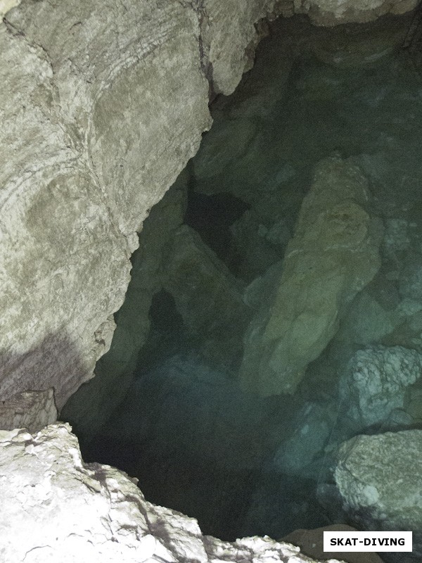 А начинается великая подводная ордынская пещера с маленького отверстия треугольной формы под обрушенным камнем, которое не сразу и заметишь