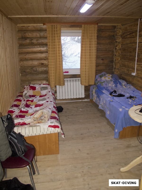 Домики достаточно просторные, чистые и теплые. По две кровати в номере, по два номера в домике. При этом в каждом доме имеется душ и туалет