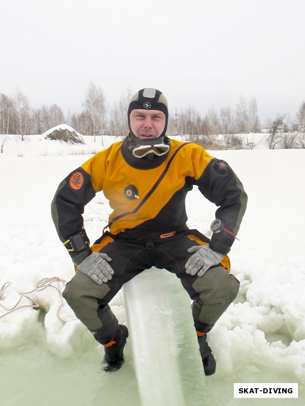 Леонов Дмитрий, дожидается своей очереди под воду сидя на льдинке