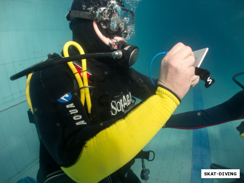 Сеньков Руслан, для общения под водой разработана специальная система знаков, однако для дополнительной коммуникации можно воспользоваться пластиковой дощечкой написав на ней сообщение карандашом