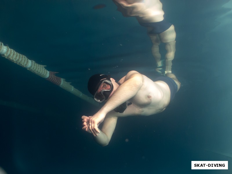 Субботин Валерий, уже перед выходом, у самой поверхности, был встречен опытный подводный охотник, проводящий свою регулярную тренировку