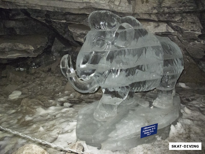 Совсем недалеко от входа вас поприветствуют три ледяных мамонта, появившиеся в пещере не так давно