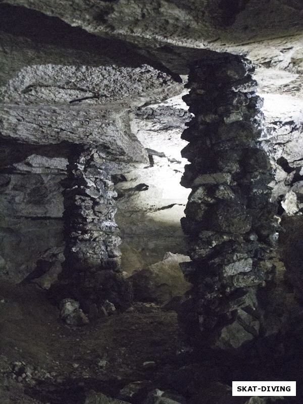 По всему пешему маршруту потолок пещеры укреплен, где по-простому, распорками, где специальными большими анкерами, а где-то изящными каменными колоннами