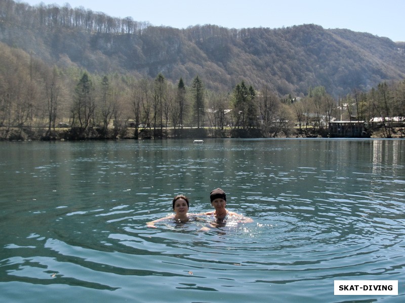 Шайдт Ирина, Романова Галина, а вот и купание в Голубом озере, где вода круглый год около 7-9 градусов