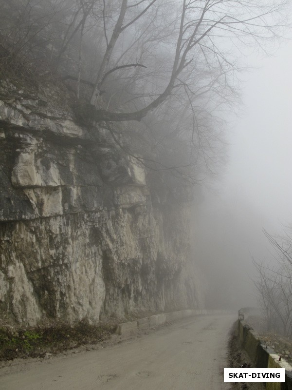Если облака спускаются на дорогу к Верхней Балкарии, можно увидеть вот такую картину
