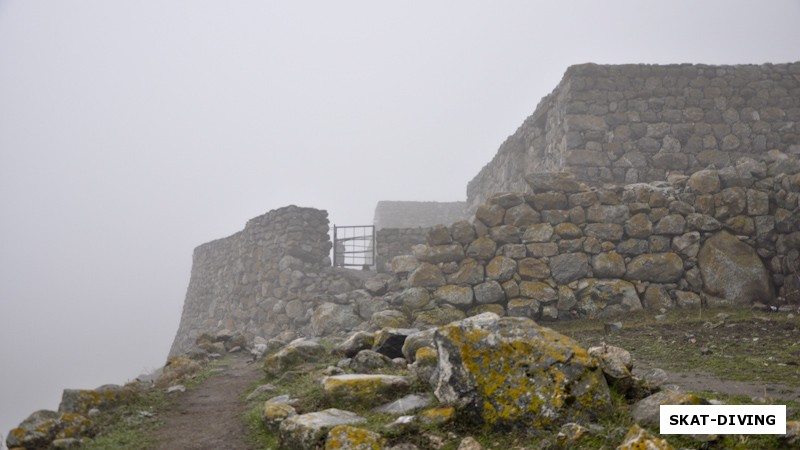 Останки каменного города на горе в Верхней Балкарии