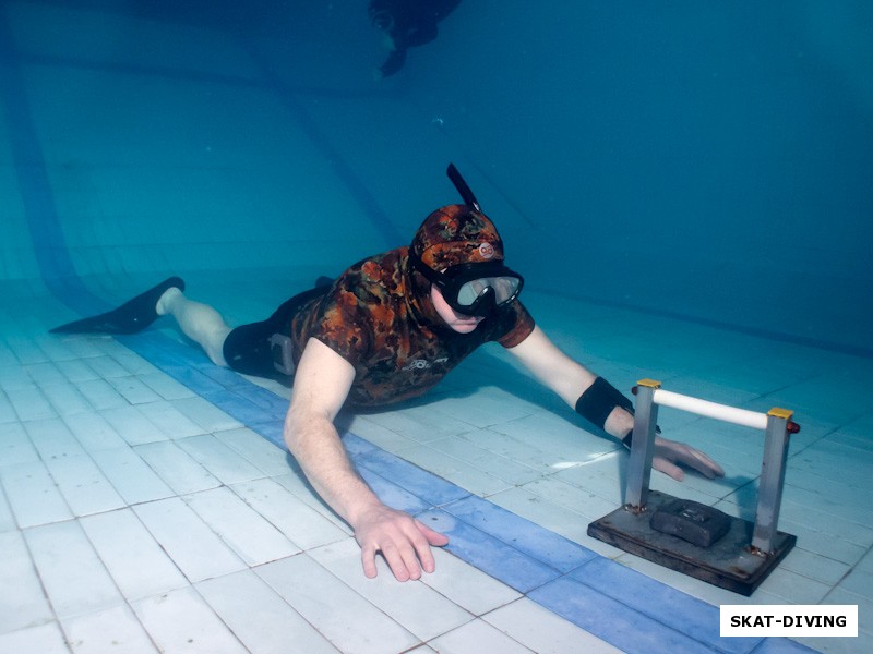 Александров Владимир, тренировочные нырки, перед статической залежкой на дне глубокой части бассейна