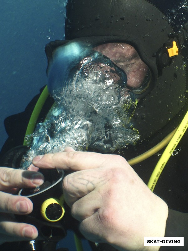 Быченков Дмитрий, ремонтирует вторую ступень под водой, пытаясь при этом из нее еще и дышать