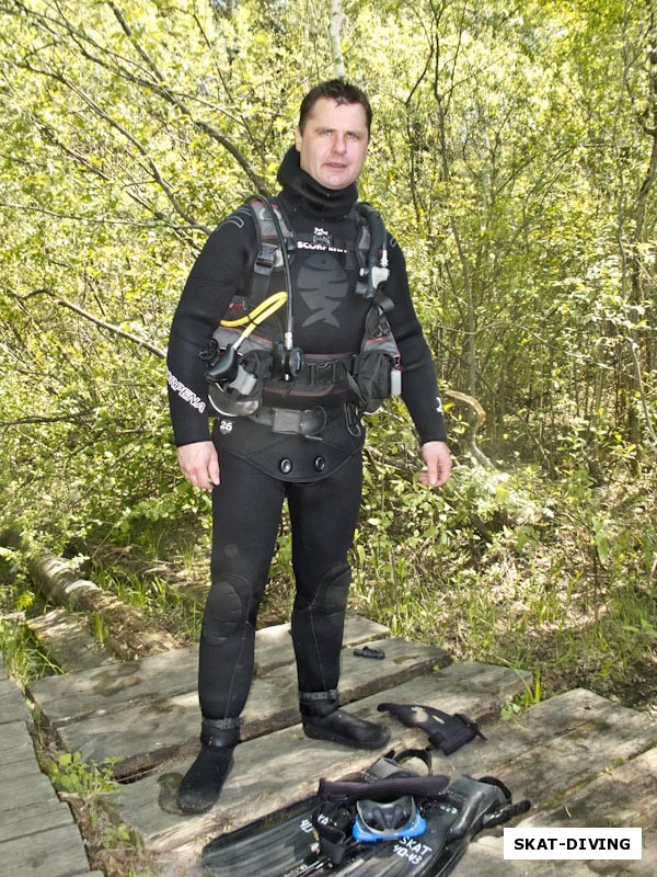Субботин Валерий, сложно проследить связь между купленным для подводной охоты толстым костюмом и дайвингом на Круглом озере, но она есть