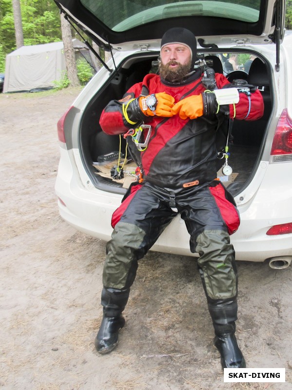 Зеленев Андрей, в совершенстве владеет техникой надевания снаряжения с багажника собственного авто