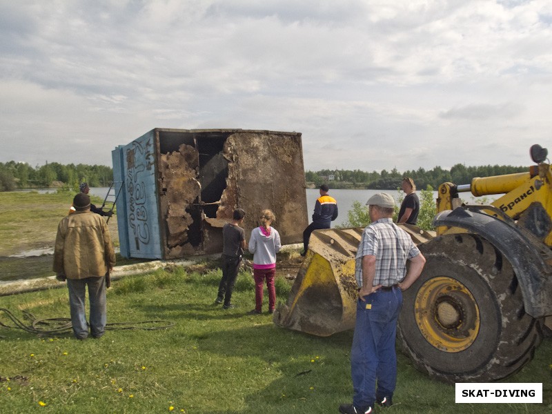 Администрация Володарского района производит плановую замену старой сгоревшей спасательной будки на новую