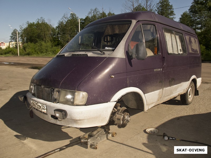 А вообще-то выезд начался с экстренного ремонта пробитого колеса «Соболя» со снаряжением
