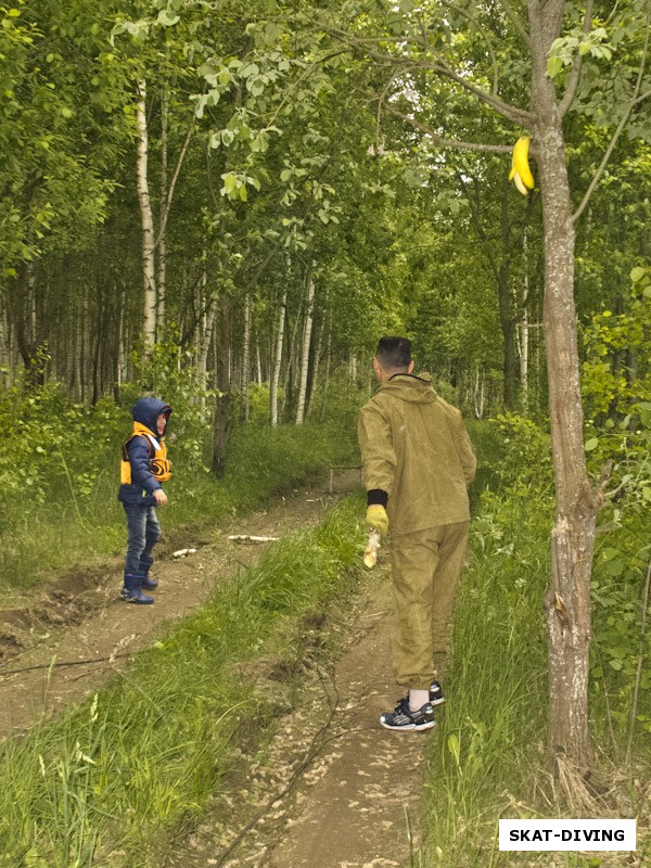 Красный Егор, Погосян Артем, играют в городки потенциальными дровами