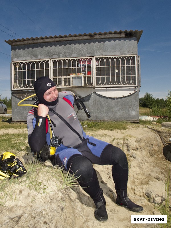 Красный Валерий, и спасательный пост, любезно установленный администрацией Володарского района на центральном пляже Керамзитного карьера