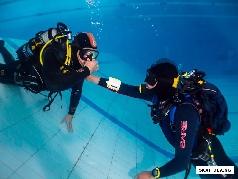 Коновалов Александр, Шукста Игорь, поплавав по мелкой части гости клуба готовы спустится на глубину 4.5 метра