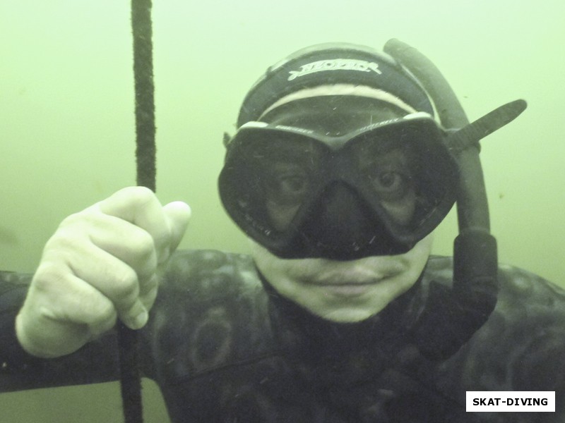 Мурзенков Николай, с улыбкой позирует инструктору-фотографу на 10 метрах глубины