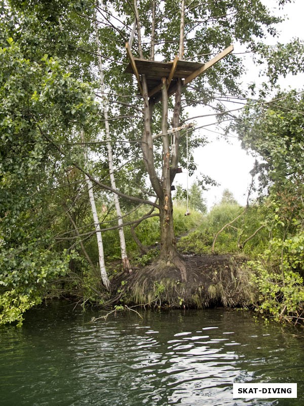 Недалеко от затопленного экскаватора построена вышка с «тарзанкой» для прыжков в воду, сооружение поистине «недетское»
