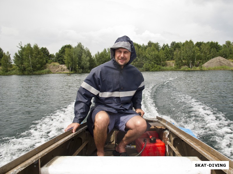 Леонов Дмитрий, целый день трудился КАПИТАНОМ, перевозя аквалангистов по водной глади