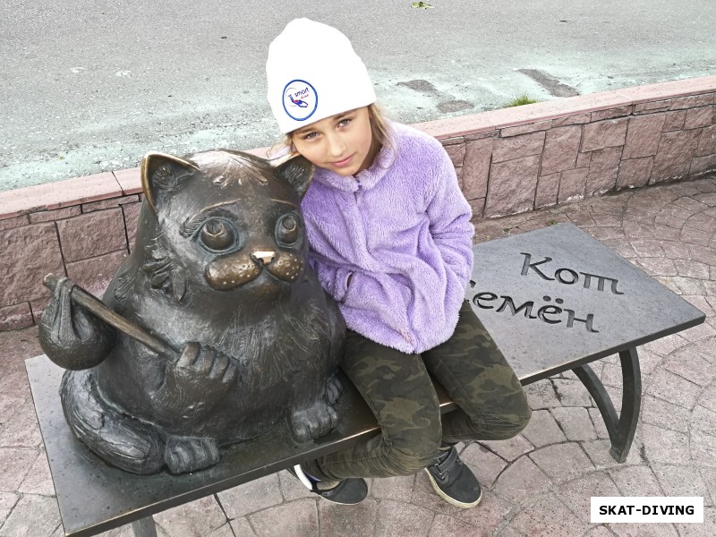 Памятник знаменитому коту Семену, что вернулся к хозяевам в Мурманск Бог весть знает откуда