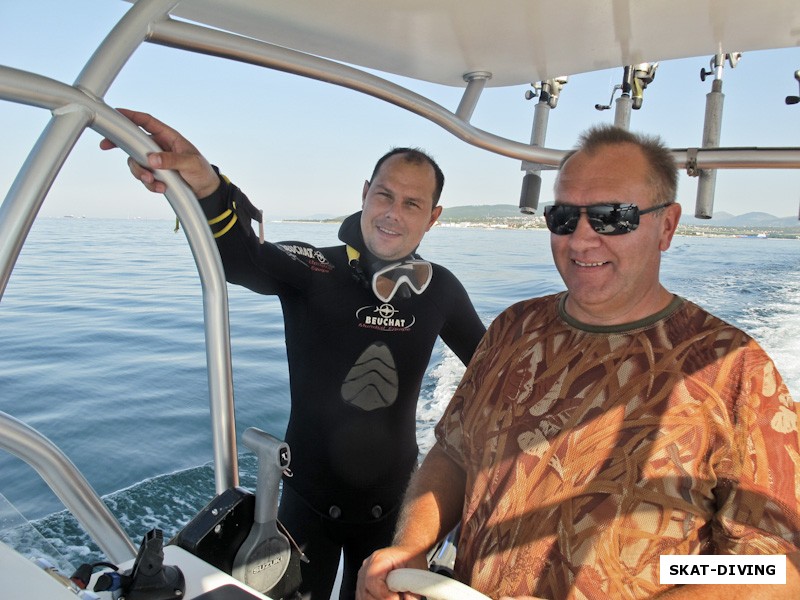 Леонов Дмитрий, с капитаном катера Алексеем, на котором мы выходили в море от дайв-центра