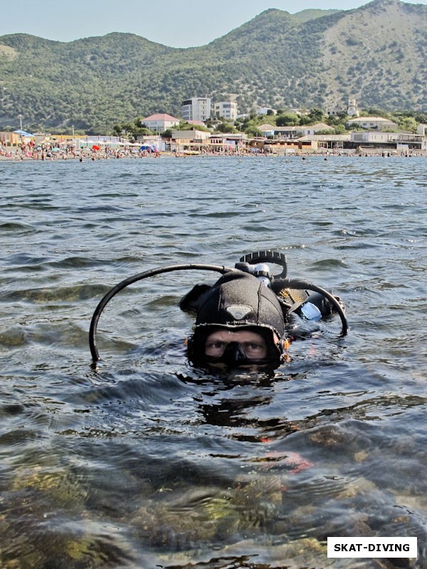 Черняков Дмитрий, отрабатывает технику скрытного передвижения по поверхности воды