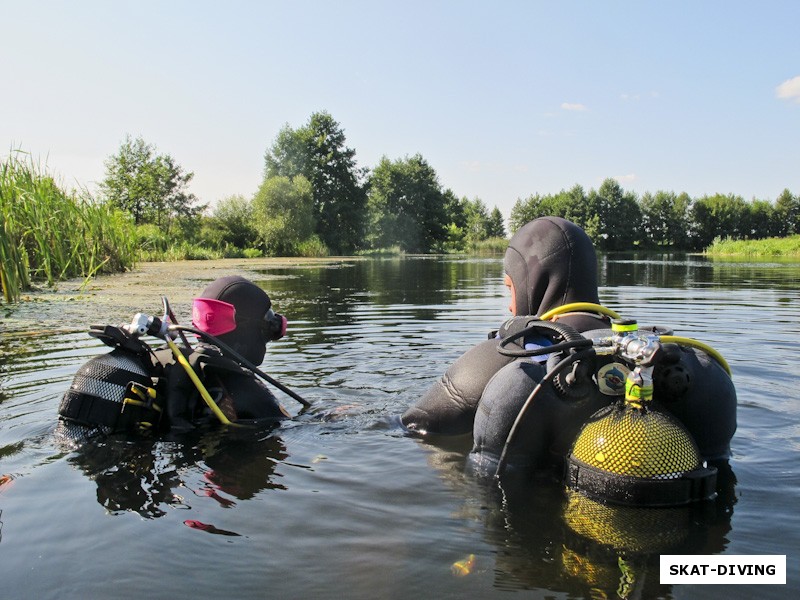 Дунаева Евгения, Шукста Игорь, пришла очередь еще одного новоиспеченного клубного ныряльщика отправиться в свое первое подводное путешествие на реке