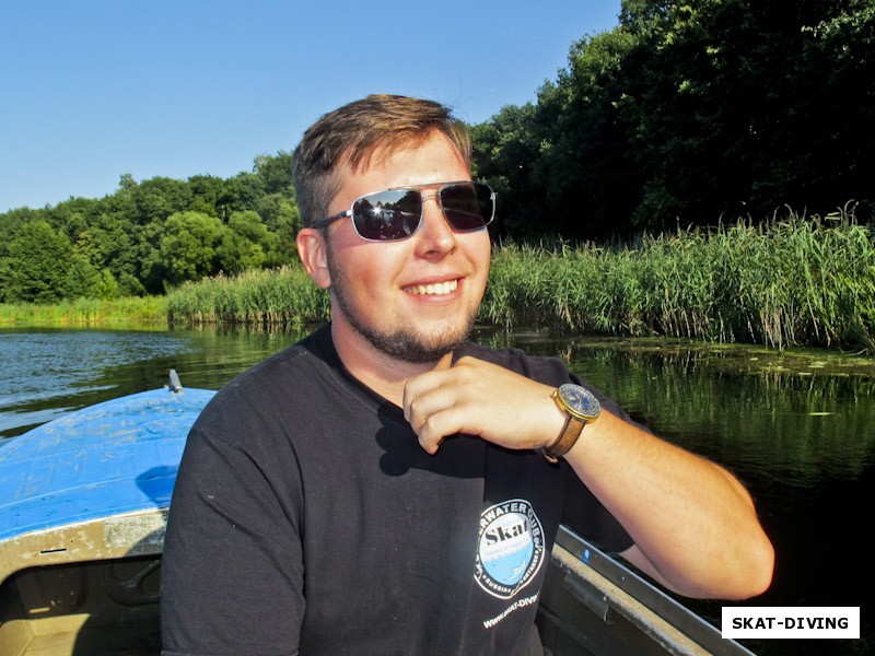 Черняков Дмитрий, сияет в лодке вместе с летним солнцем