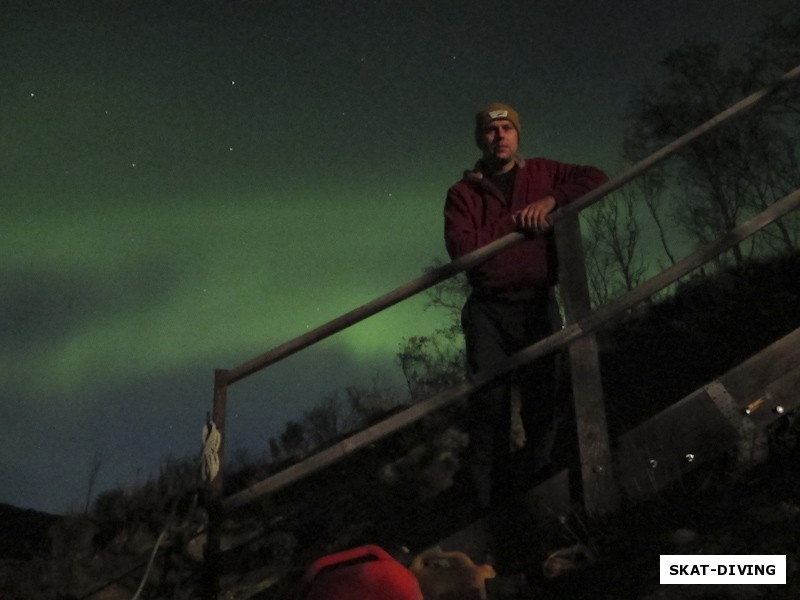 Леонов Дмитрий, один из участников нашей поездки умудрился в кромешной темноте попасть на фото с Северным Сиянием...