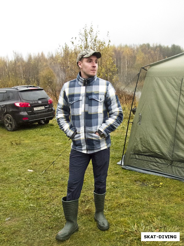 Федорук Дмитрий, в сезоне «Осень 2018» на клубных выездах стоит ходить в клетчатых свитерах на молнии, кепке и резиновых сапогах....